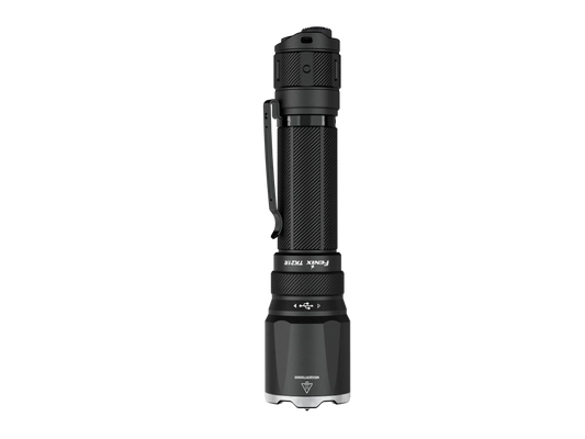 Schwarze Fenix TK21R Taschenlampe mit USB-Ladeanschluss und Griffclip vor schwarzem Hintergrund