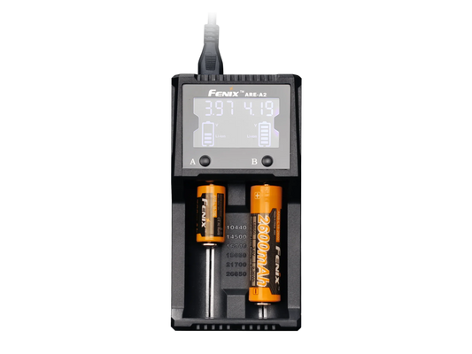 Fenix ARE-A2 Ladegerät mit zwei Li-Ion Akkus, digitaler Anzeige und USB-Anschluss