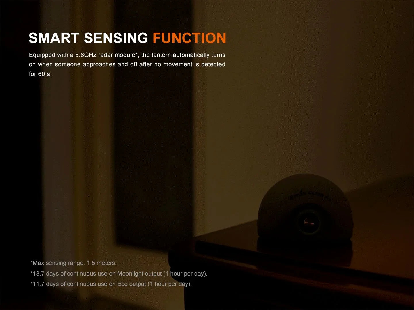 Schwarze Tischlampe mit Radarsensor auf dunklem Holztisch, Smart Sensing Funktion