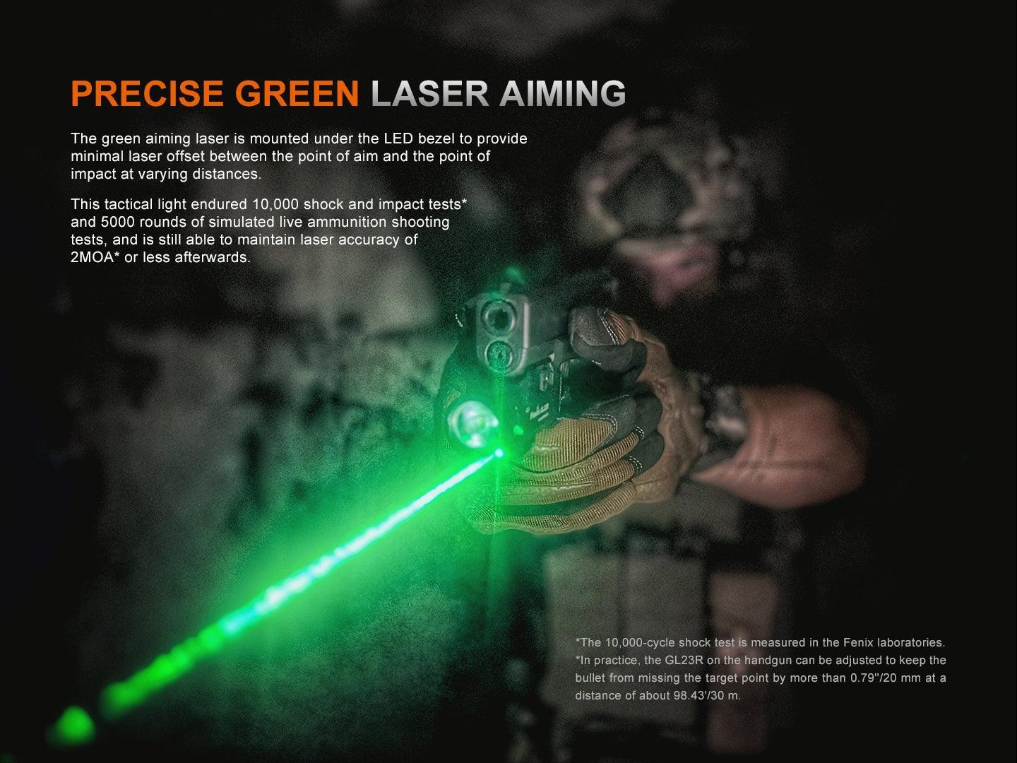 Schuss mit Pistole und sichtbarem präzisem grünem Laserziel in dunkler Umgebung