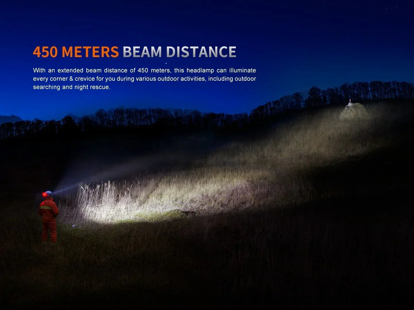 Person mit Stirnlampe leuchtet nachts bis 450 Meter weit in hügelige Landschaft bei Rettungseinsatz