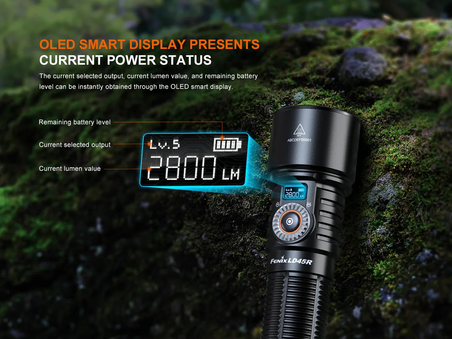 Fenix LD45R Taschenlampe mit OLED Display zeigt 2800 Lumen, Batteriestatus im Wald