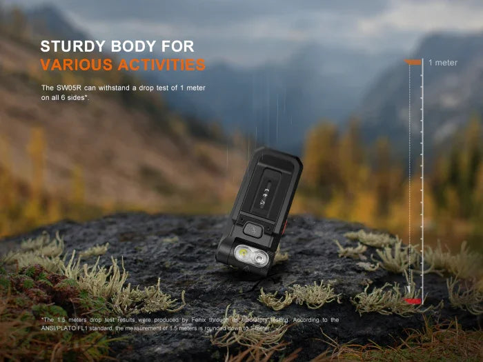 Robuste SW05R Taschenlampe auf Felsen in der Natur, wasserdicht und stoßfest bis 1 Meter Fallhöhe