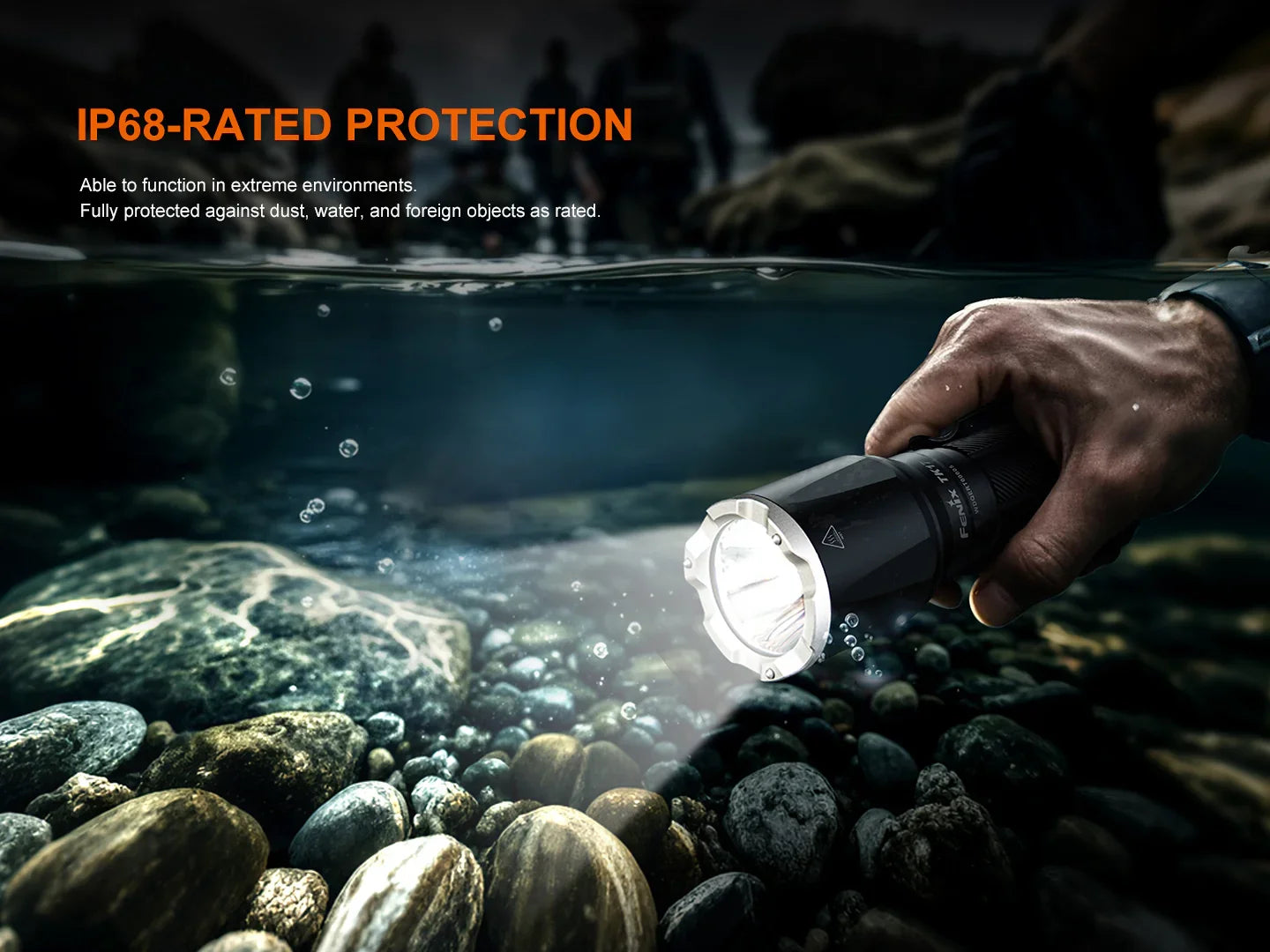 Hand hält wasserdichte Fenix Taschenlampe unter Wasser mit IP68 Schutz vor Staub und Wasser