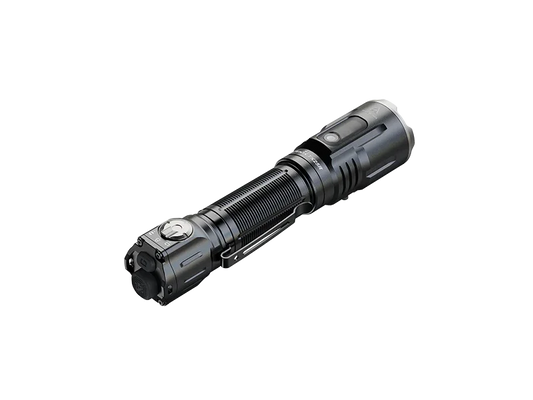 Schwarze LED-Taschenlampe mit robustem Gehäuse und seitlichem Schalter, freigestellt