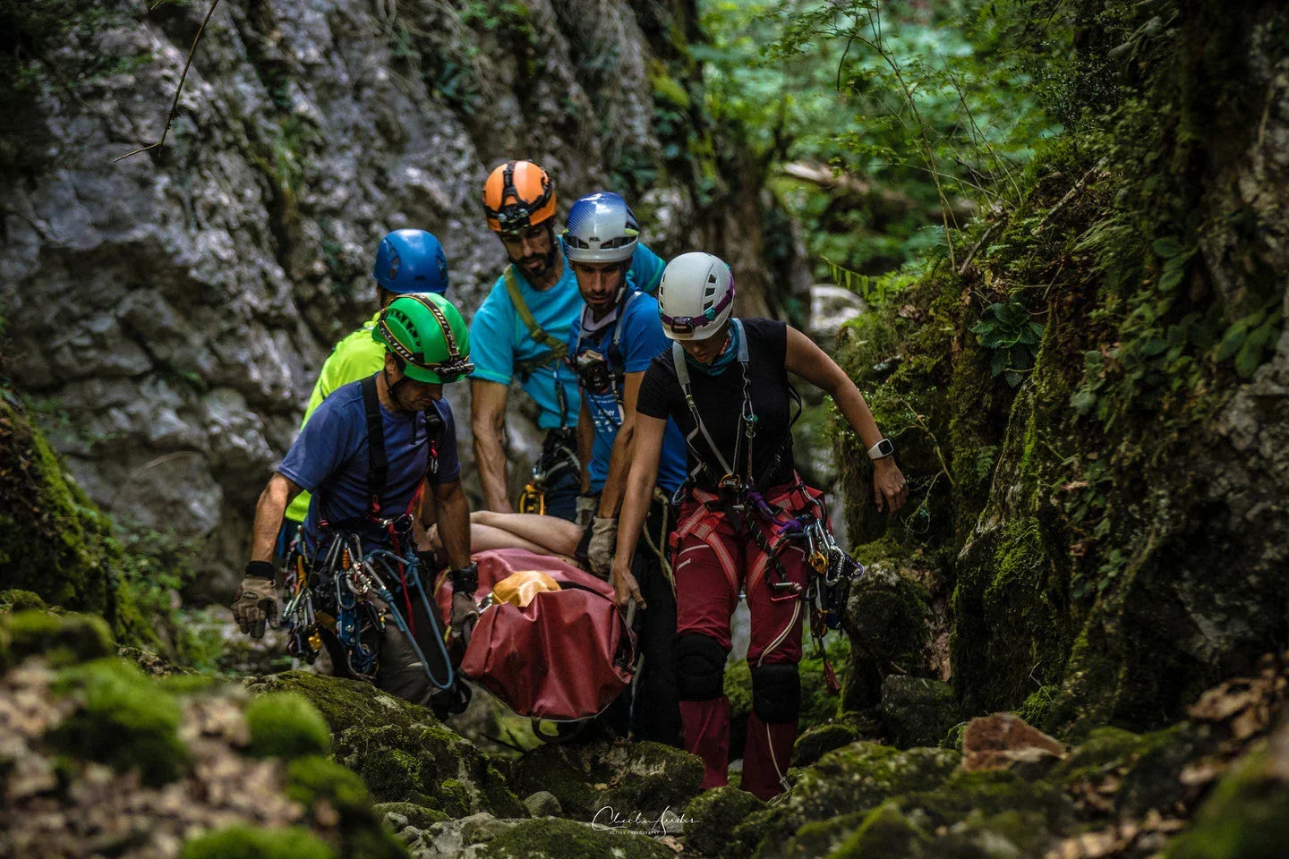 Person mit Stirnlampe und Fenix Taschenlampe beleuchtet Ufer und Bäume bei Nacht am See