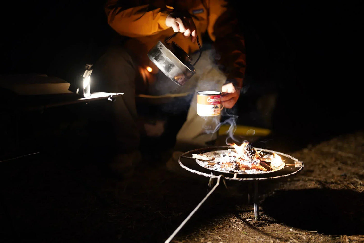 Mann mit rotem Helm und Fahrrad in Regen bei Nacht mit heller Fenix Fahrradbeleuchtung im Wald