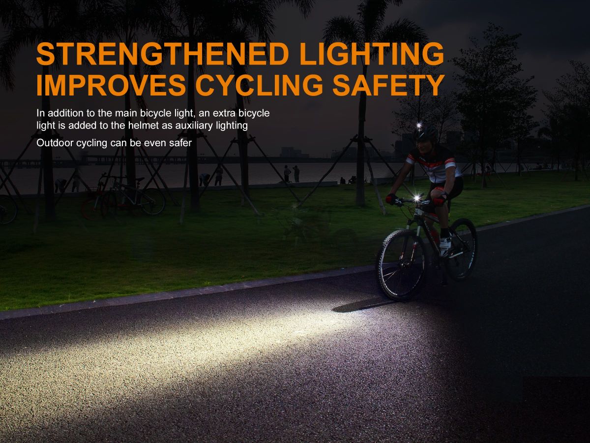 Radfahrer bei Nacht mit Fahrradlicht und Helmlicht verbessert Sichtbarkeit und Sicherheit