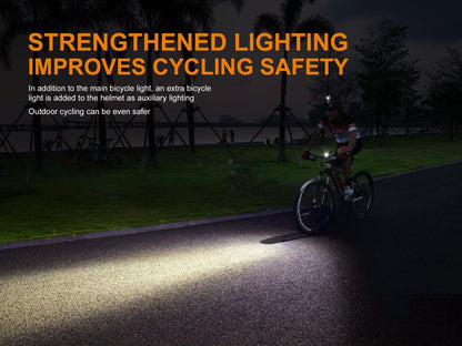 Radfahrer bei Nacht mit Fahrradlicht und Helmlicht verbessert Sichtbarkeit und Sicherheit