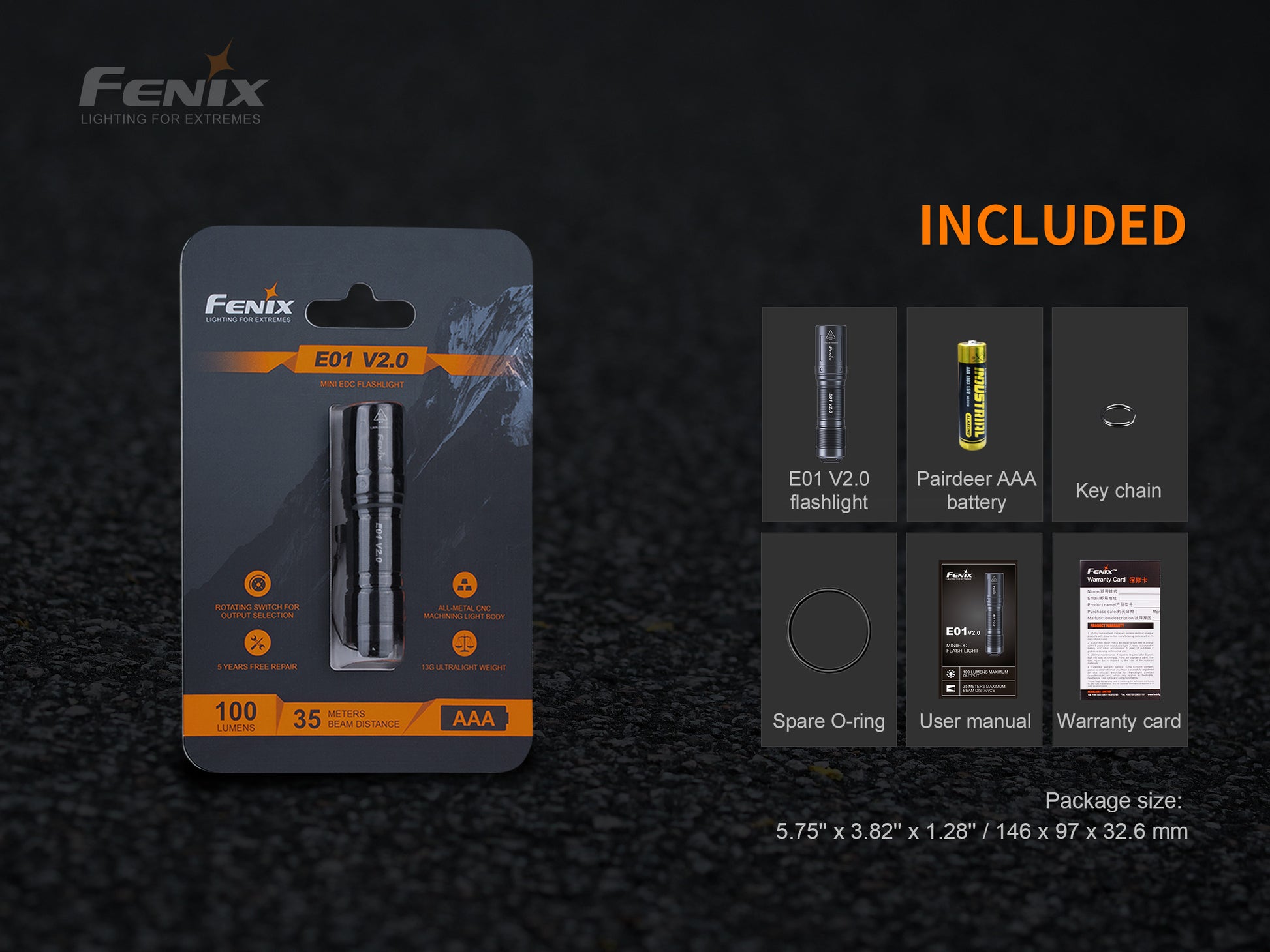 Fenix E01 V2.0 Taschenlampe im Blisterpack mit AAA-Batterie, Schlüsselanhänger und Zubehör auf schwarzem Hintergrund