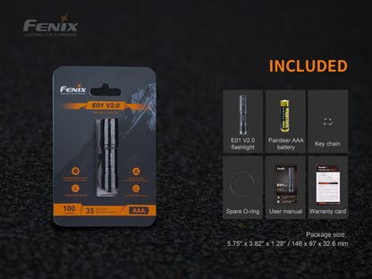 Fenix E01 V2.0 Taschenlampe im Blisterpack mit AAA-Batterie, Schlüsselanhänger und Zubehör auf schwarzem Hintergrund