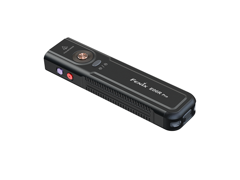 Schwarze LED-Taschenlampe E06R Pro mit Bedientasten und seitlichen Symbolen, freigestellt