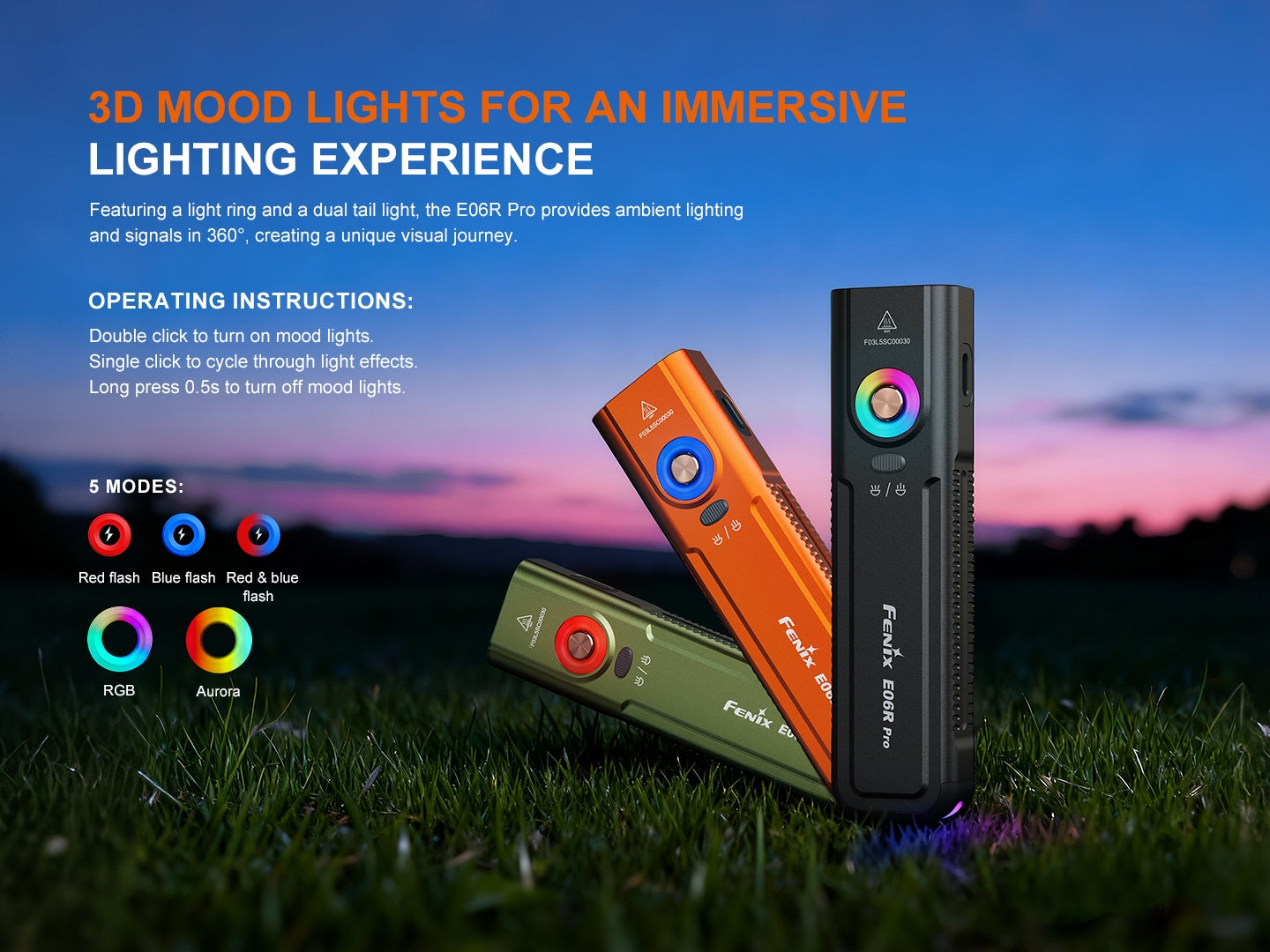 Drei farbige LED-Taschenlampen mit Lichtmodi, stehend auf Gras bei Sonnenuntergang