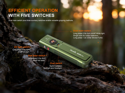 Grüne EDC-Taschenlampe mit fünf Schaltern auf einem Baumstamm im Wald, Produktdetailansicht