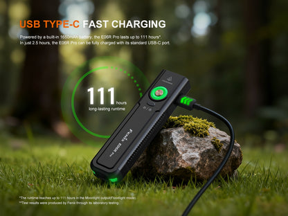 Schwarze Taschenlampe mit USB-C-Kabel, Aufladen im Wald, 111 Stunden Laufzeit hervorgehoben