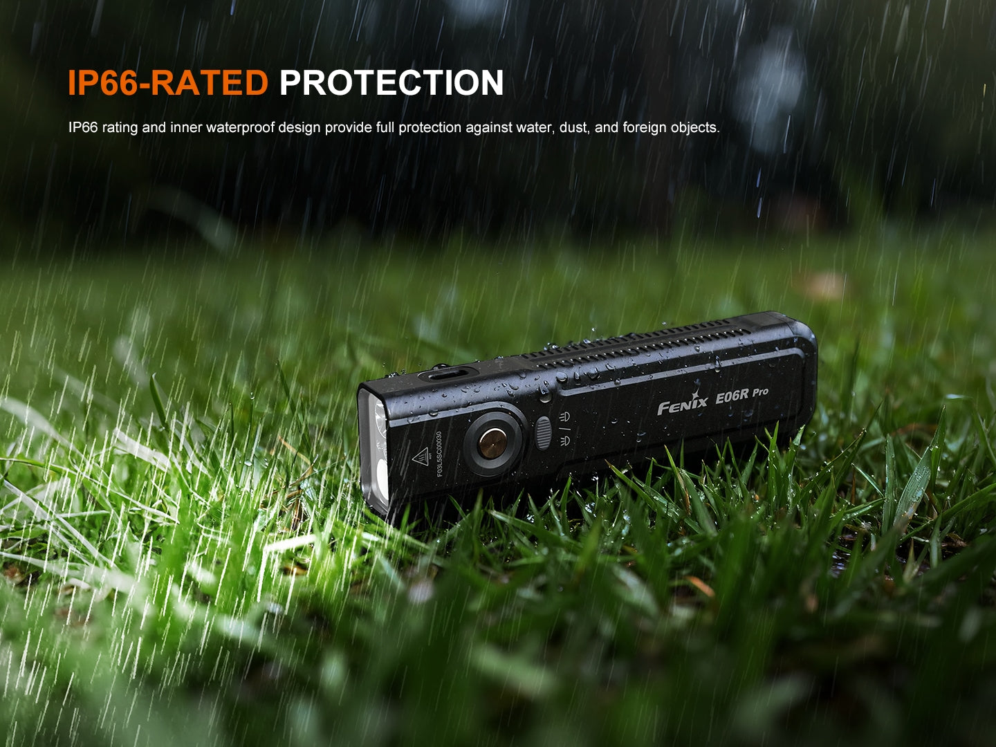 Wasserfeste Taschenlampe E06R Pro im Regen auf Gras, IP66-zertifiziert, Outdoor geeignet