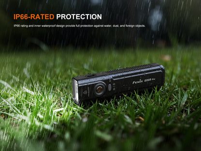 Wasserfeste Taschenlampe E06R Pro im Regen auf Gras, IP66-zertifiziert, Outdoor geeignet