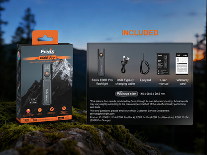 Schwarze E06R Pro LED-Taschenlampe mit Verpackung, USB-C-Kabel, Lanyard, Anleitung und Garantiekarte.