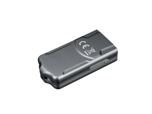 Kleines, graues elektronisches Gerät mit USB-Anschluss und CE-Kennzeichnung auf schwarzem Hintergrund