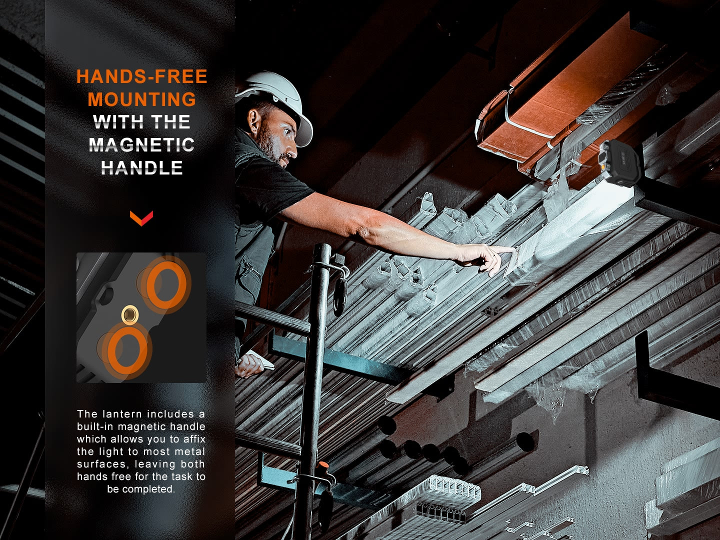 Bauarbeiter mit Helm befestigt LED-Arbeitslampe mit magnetischem Griff an Metallrohren für freihändiges Arbeiten