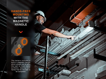 Bauarbeiter mit Helm befestigt LED-Arbeitslampe mit magnetischem Griff an Metallrohren für freihändiges Arbeiten