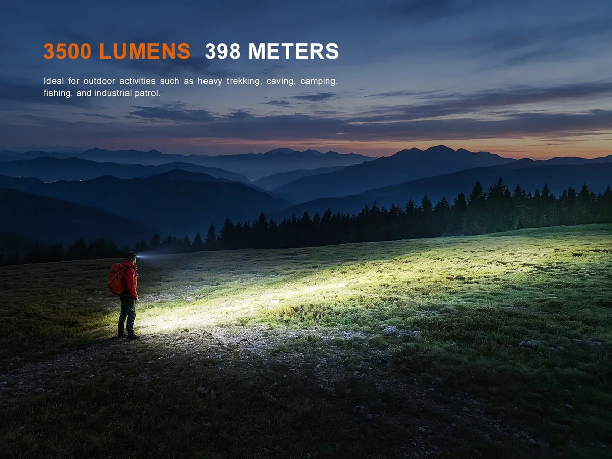 Person mit Fenix HM75R Pro Stirnlampe bei Nacht in einer Berglandschaft