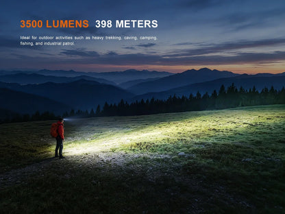 Person mit Fenix HM75R Pro Stirnlampe bei Nacht in einer Berglandschaft