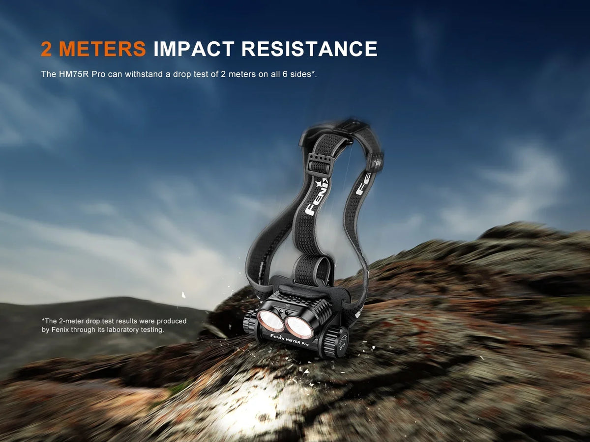 Fenix HM75R Pro Stirnlampe auf einem felsigen Untergrund, zeigt 2 Meter Stoßfestigkeit.