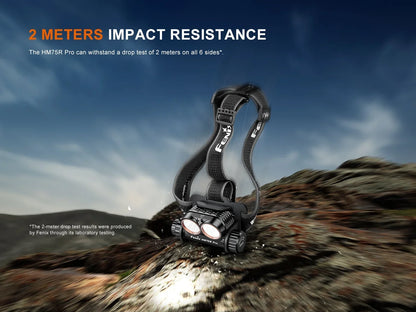 Fenix HM75R Pro Stirnlampe auf einem felsigen Untergrund, zeigt 2 Meter Stoßfestigkeit.