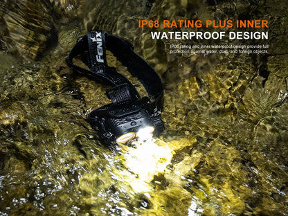 Wasserdichte Fenix HM75R Pro Stirnlampe im Einsatz in einem flachen Bachlauf