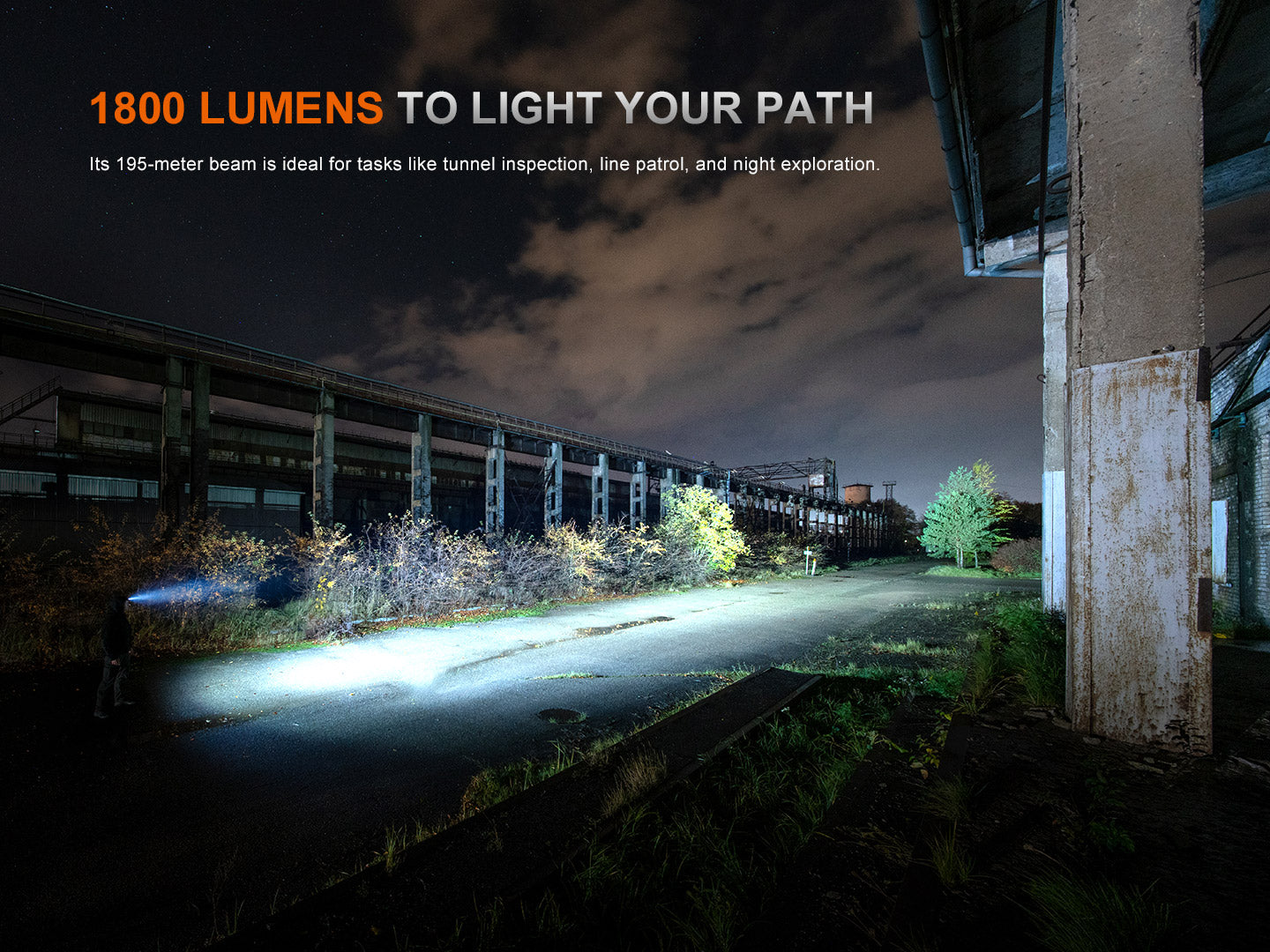 Starke LED-Taschenlampe leuchtet nachts einen verlassenen Industriehof mit 1800 Lumen aus