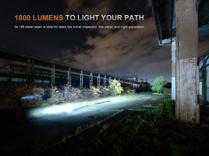 Starke LED-Taschenlampe leuchtet nachts einen verlassenen Industriehof mit 1800 Lumen aus