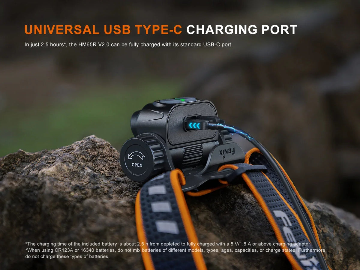Fenix HM65R V2.0 Stirnlampe mit USB-C Ladeport auf einem Stein.